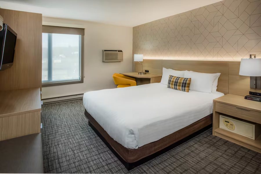 Days Inn Suites by Wyndham Duluth by the Mall — Guest room