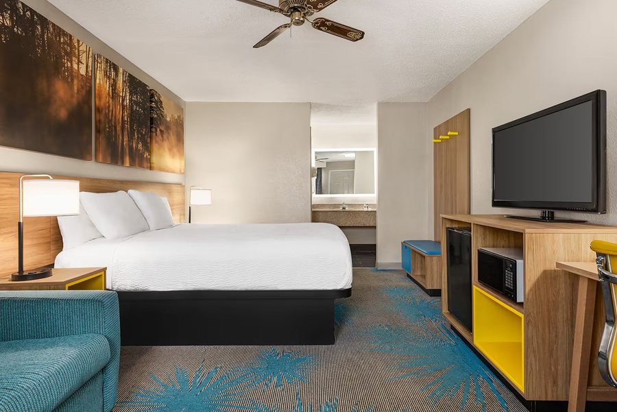 Days Inn Suites by Wyndham Elyria — Guest room