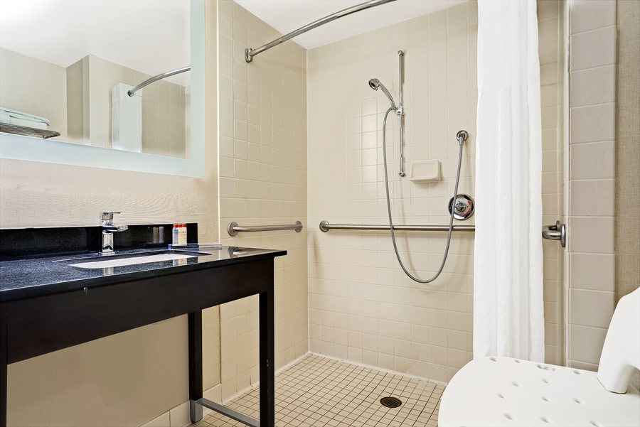 Days Inn Suites by Wyndham Fargo 19th Ave Airport Dome — Bathroom