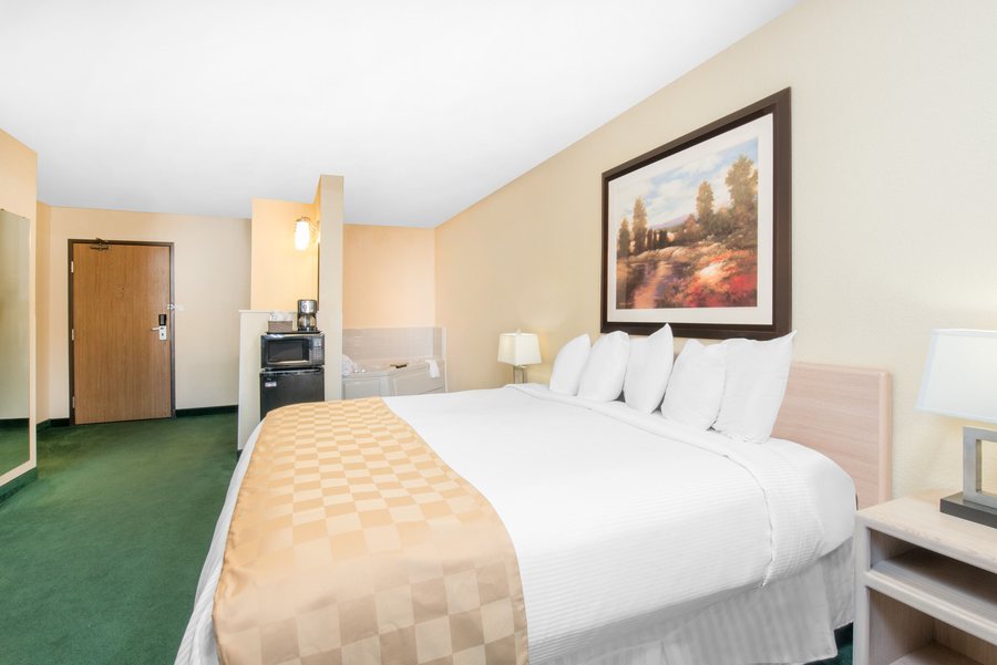 Days Inn Suites by Wyndham Fargo 19th Ave Airport Dome — Guest room