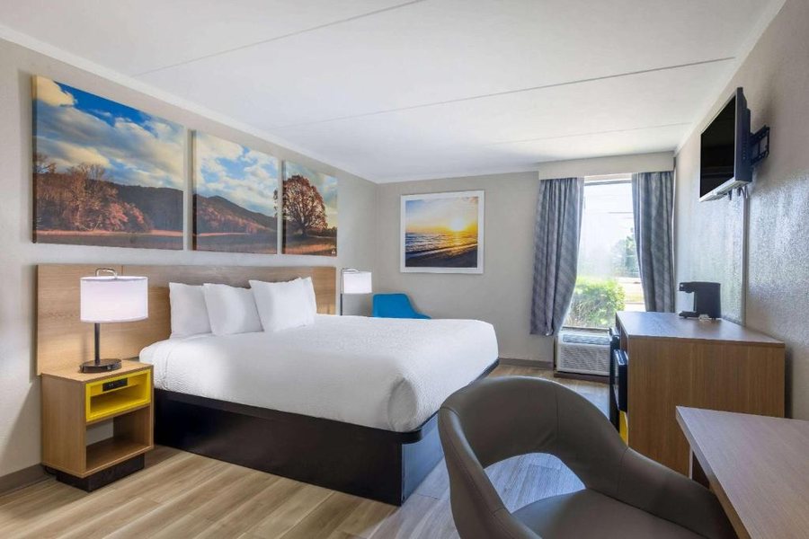 Days Inn Suites by Wyndham Fayetteville NW Ft Bragg — Guest room
