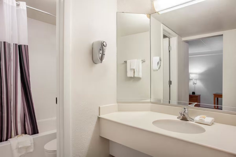 Days Inn Suites by Wyndham Fort Myers Near JetBlue Park — Bathroom