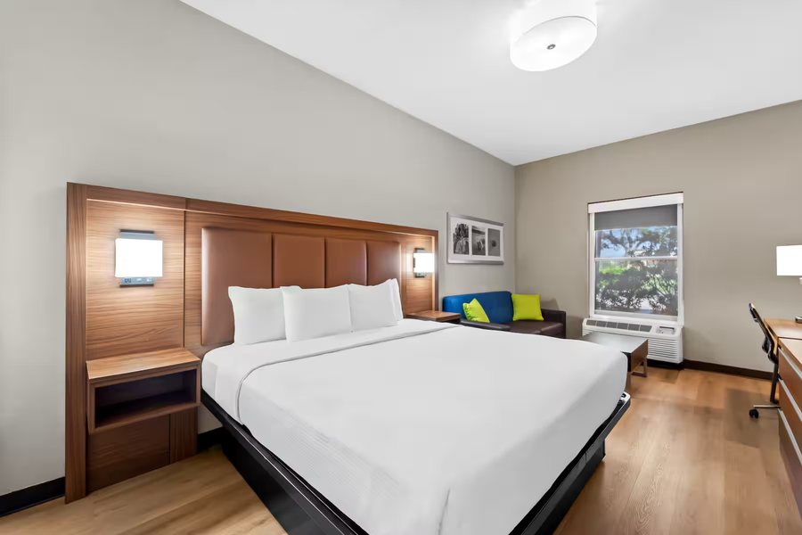 Days Inn Suites by Wyndham Fort Myers Near JetBlue Park — Guest room
