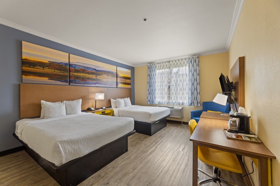Days Inn Suites by Wyndham Ft Worth DFW Airport South — Guest room