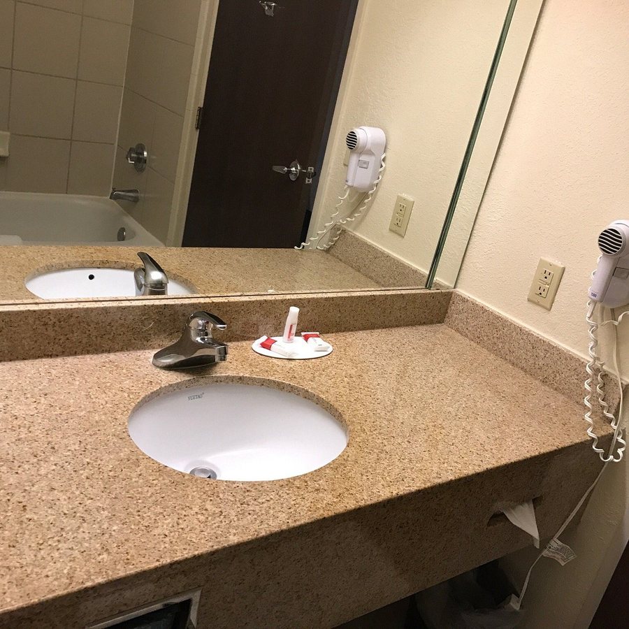 Days Inn Suites by Wyndham Houston North Aldine — Bathroom
