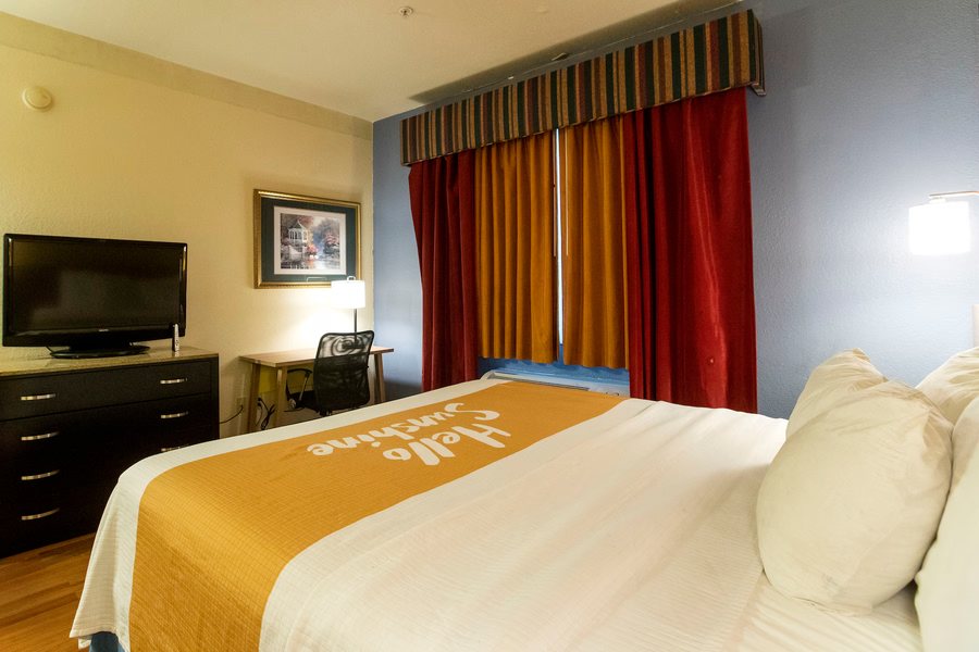 Days Inn Suites by Wyndham Houston North Aldine — Guest room
