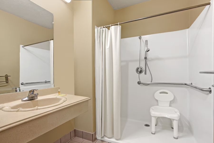Days Inn Suites by Wyndham Houston North Spring — Bathroom