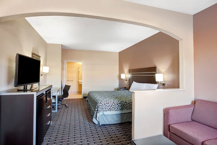 Days Inn Suites by Wyndham Houston North Spring — Guest room