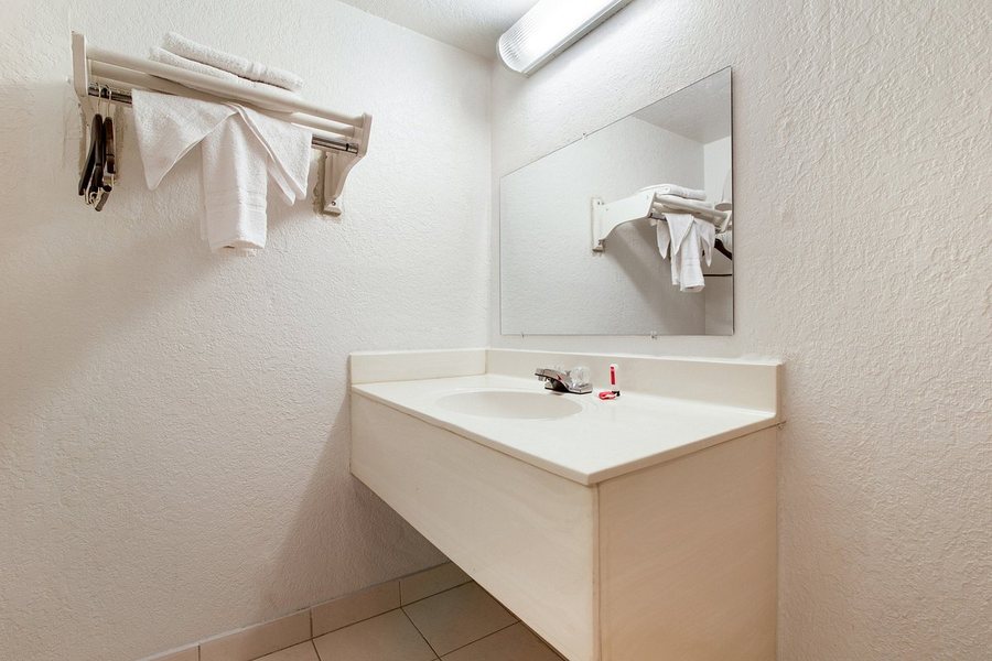 Days Inn Suites By Wyndham Indianapolis Airport East — Bathroom