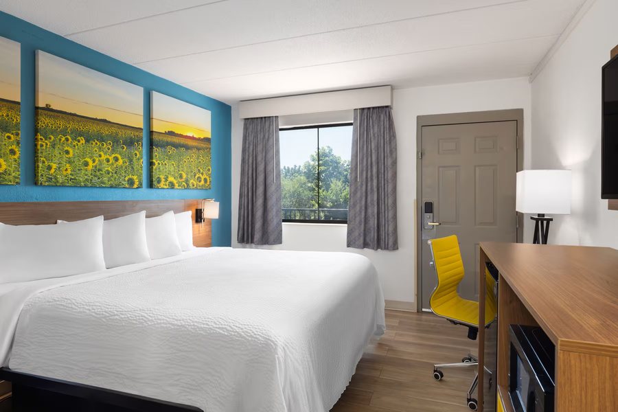 Days Inn Suites By Wyndham Indianapolis Airport East — Guest room