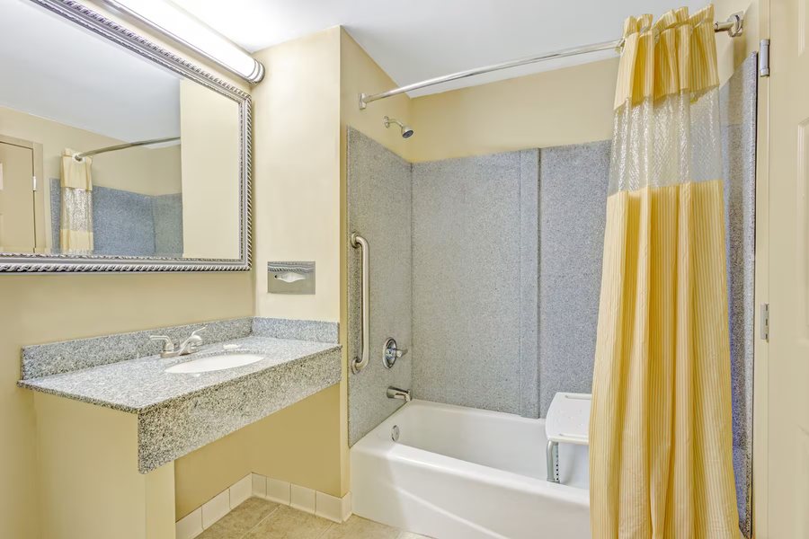 Days Inn Suites by Wyndham Jeffersonville in — Bathroom
