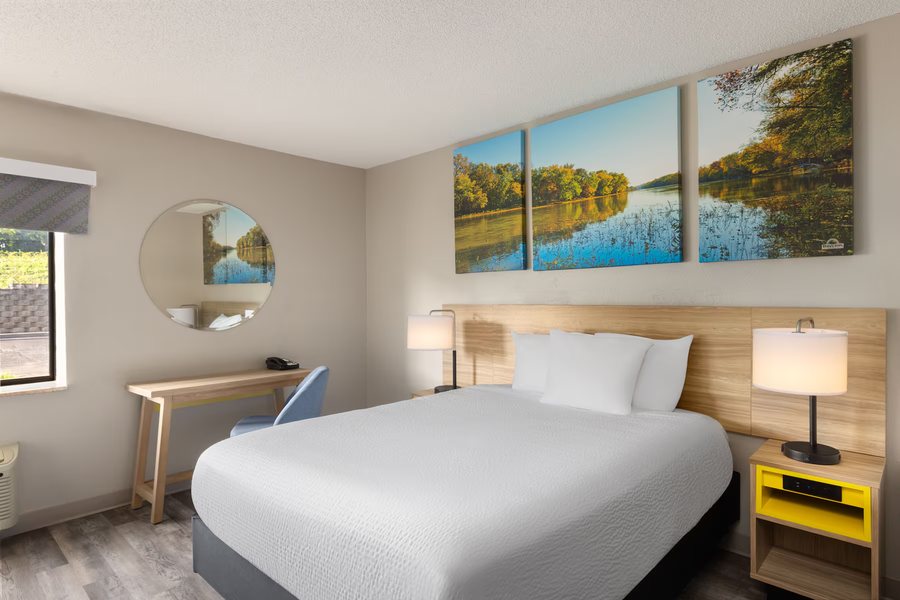 Days Inn Suites By Wyndham Kansas City South — Guest room