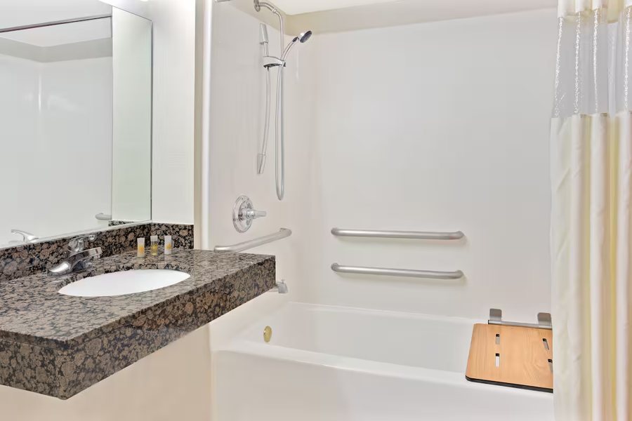 Days Inn Suites by Wyndham Laurel Near Fort Meade — Bathroom
