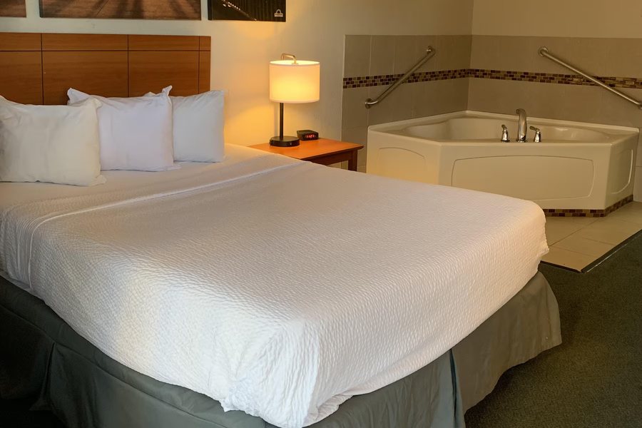 Days Inn Suites by Wyndham Louisville SW — Guest room
