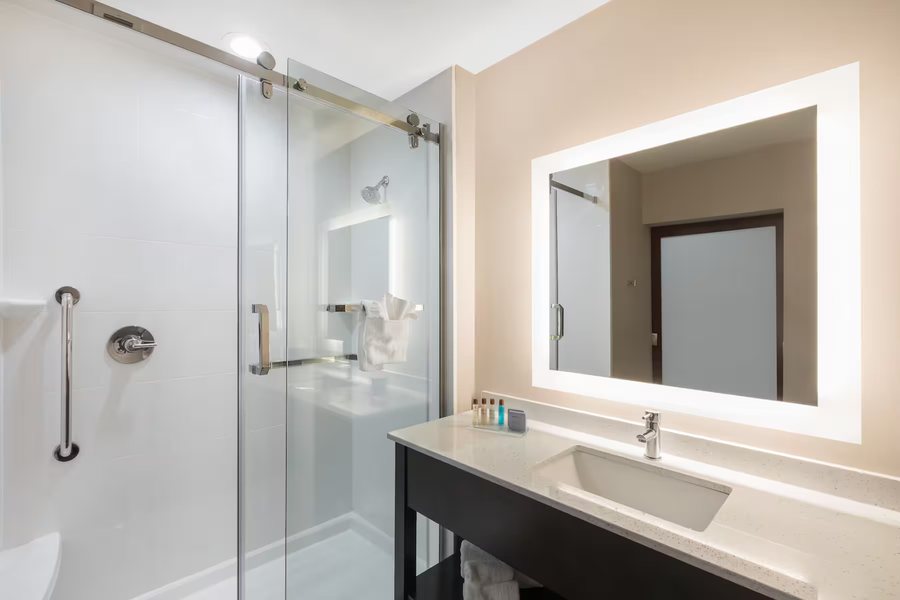Days Inn Suites by Wyndham Lubbock Medical Center — Bathroom