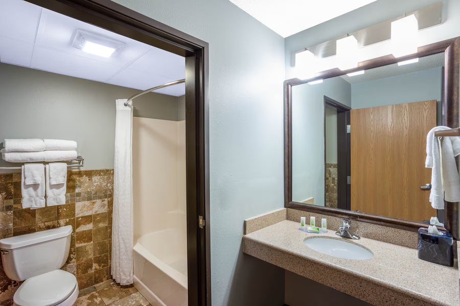 Days Inn Suites by Wyndham Madison — Bathroom