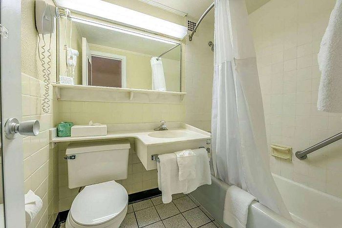 Days Inn Suites by Wyndham Manheim Lebanon — Bathroom