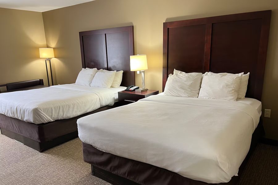 Days Inn Suites by Wyndham Manheim Lebanon — Guest room