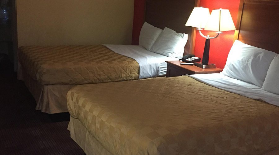 Days Inn Suites by Wyndham Memphis East — Guest room