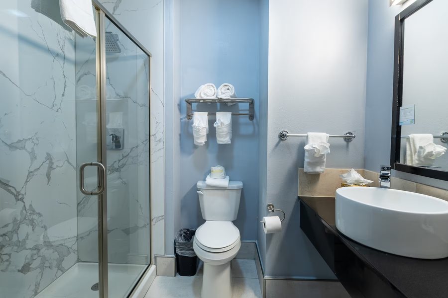 Days Inn Suites by Wyndham Milwaukee — Bathroom
