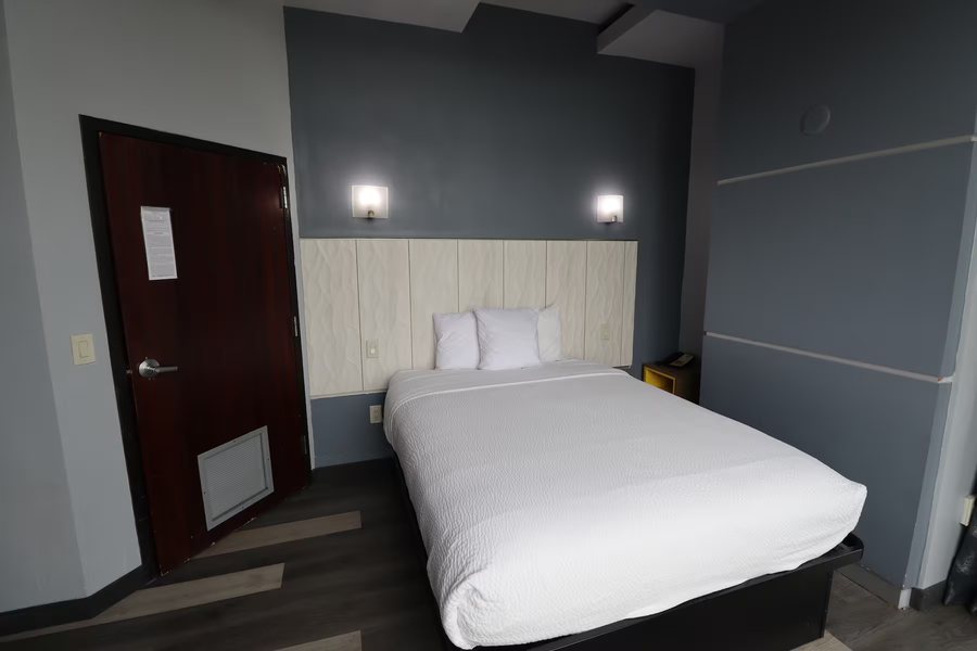 Days Inn Suites by Wyndham Milwaukee — Guest room