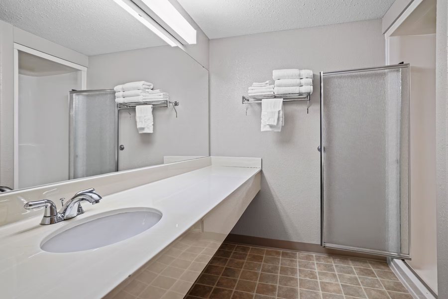 Days Inn Suites by Wyndham Mineral Wells — Bathroom