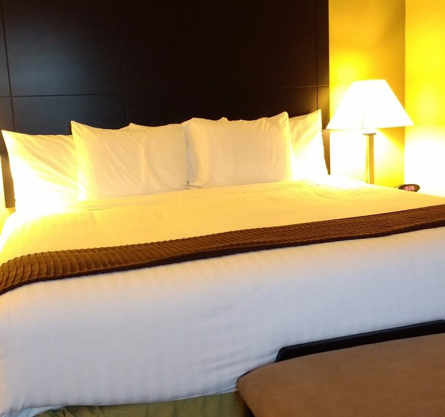 Days Inn Suites by Wyndham Mineral Wells — Guest room