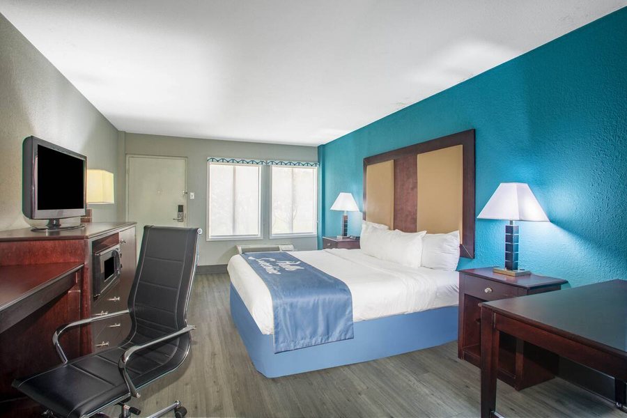 Days Inn Suites by Wyndham Mobile — Guest room