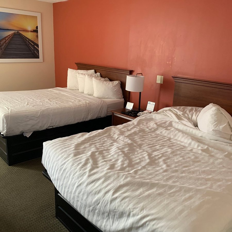 Days Inn Suites by Wyndham Mt Pleasant — Guest room