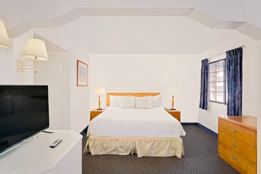Days Inn Suites by Wyndham Needles — Guest room