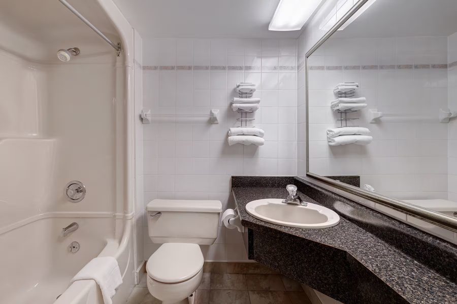 Days Inn Suites by Wyndham Niagara Falls Buffalo — Bathroom