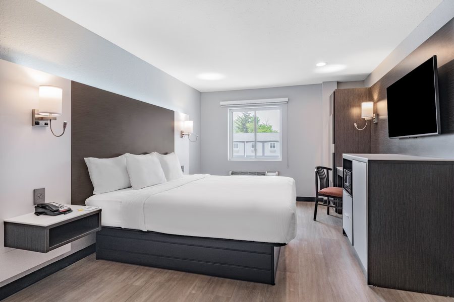 Days Inn Suites by Wyndham Niagara Falls Buffalo — Guest room