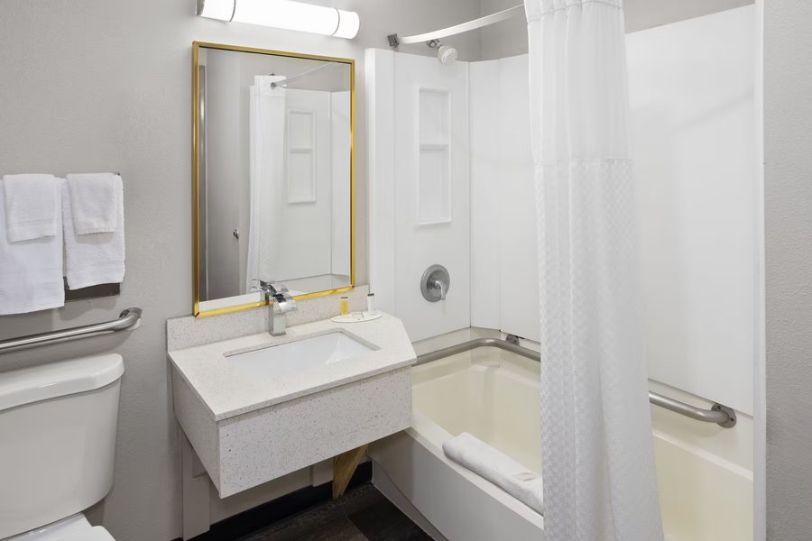 Days Inn Suites by Wyndham Northwest Indianapolis — Bathroom