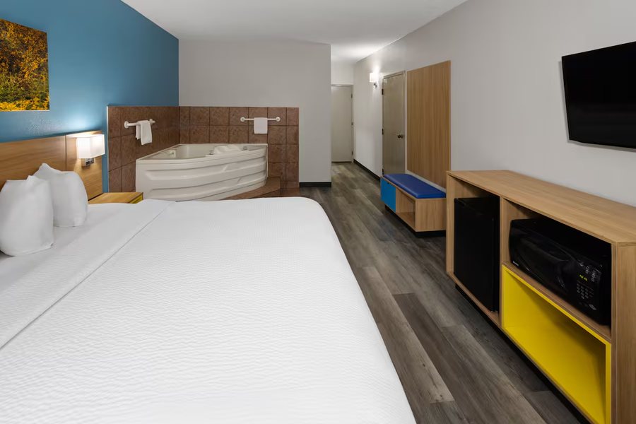 Days Inn Suites by Wyndham Northwest Indianapolis — Guest room
