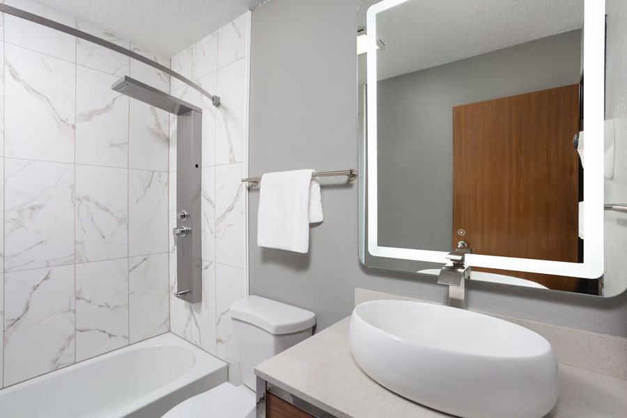 Days Inn Suites by Wyndham Omaha NE — Bathroom