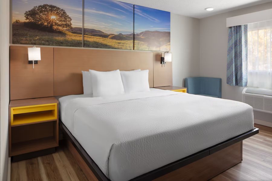Days Inn Suites by Wyndham Omaha NE — Guest room