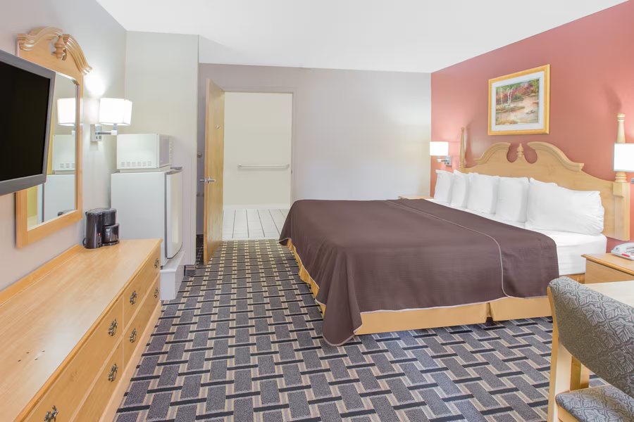 Days Inn Suites by Wyndham Pine Bluff — Guest room