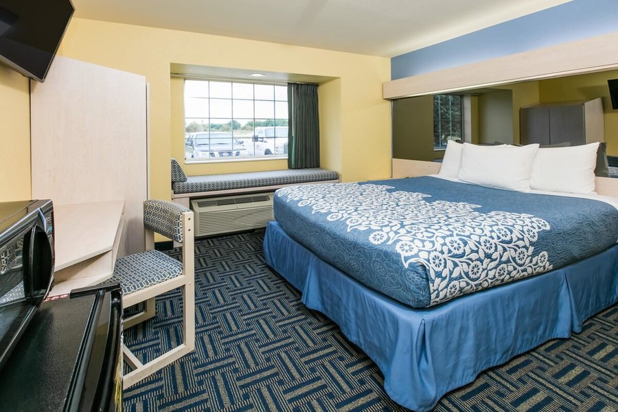 Days Inn Suites by Wyndham Pryor — Guest room