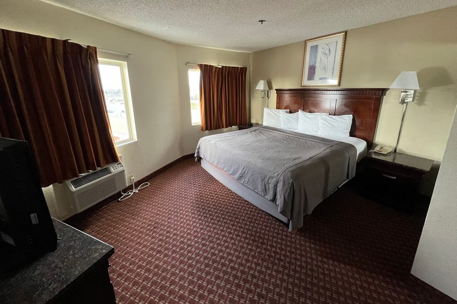 Days Inn Suites by Wyndham Rancho Cordova — Guest room