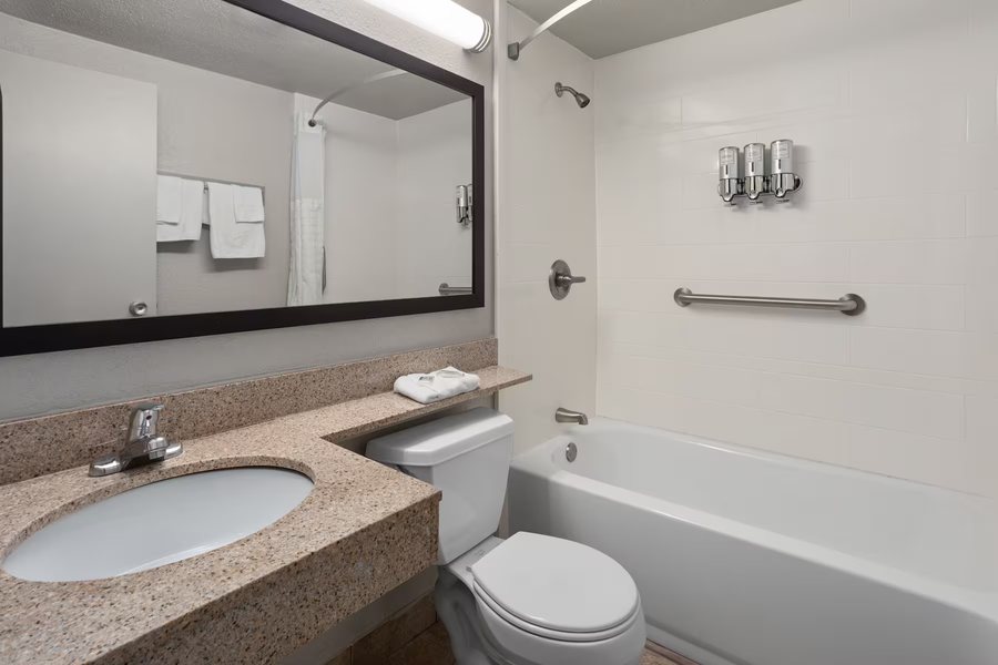 Days Inn Suites by Wyndham Rochester Hills MI — Bathroom