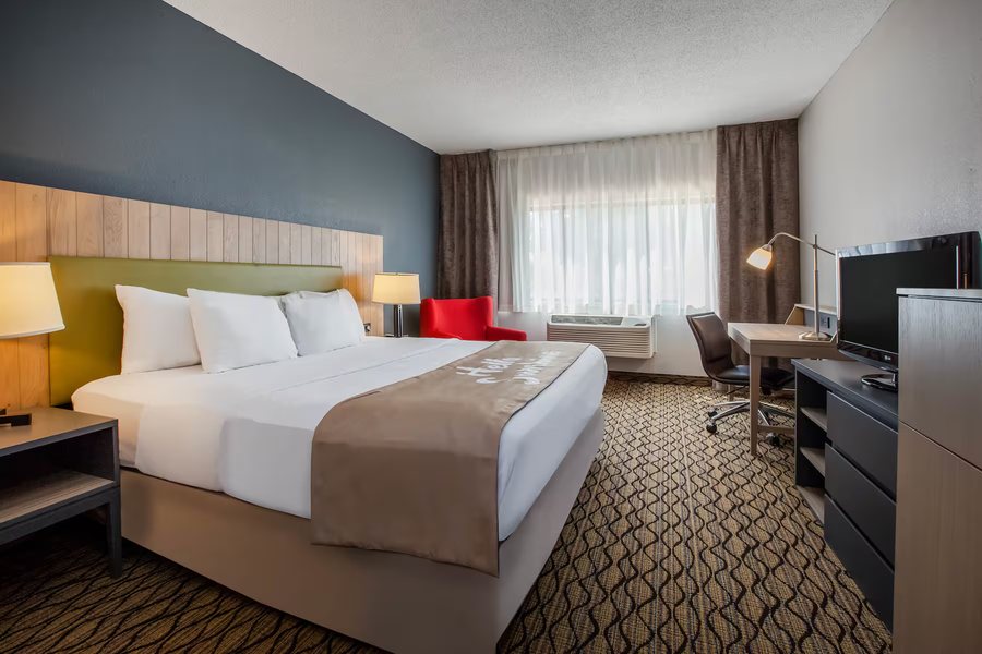 Days Inn Suites by Wyndham Rochester Hills MI — Guest room