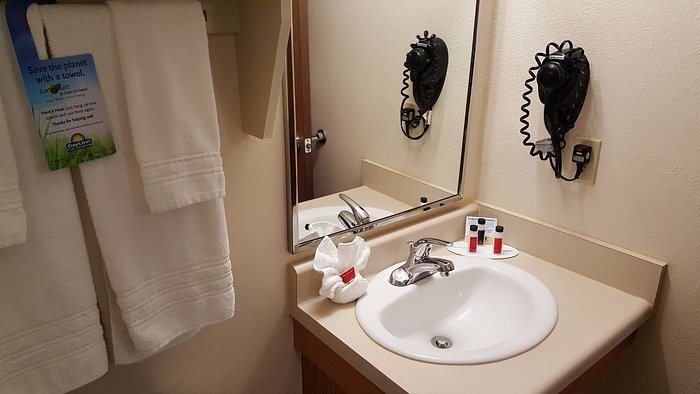 Days Inn Suites by Wyndham Rochester Mayo Clinic South — Bathroom