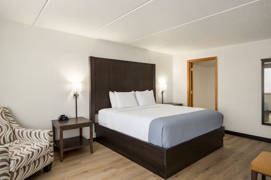 Days Inn Suites by Wyndham Rochester Mayo Clinic South — Guest room