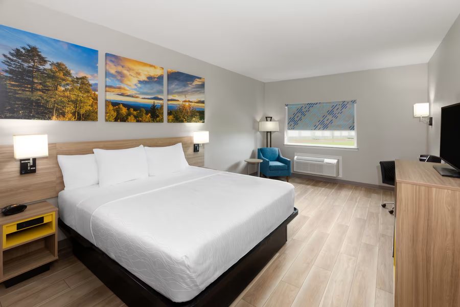 Days Inn Suites by Wyndham Sam Houston Tollway — Guest room
