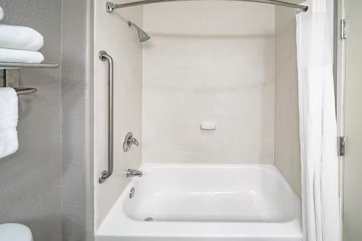 Days Inn Suites by Wyndham San Antonio Near Frost Bank Center — Bathroom