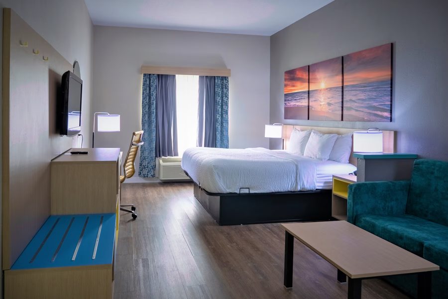 Days Inn Suites By Wyndham Savannah North I 95 — Guest room