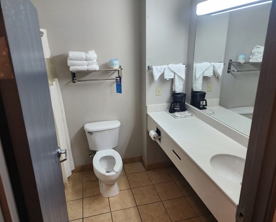 Days Inn Suites by Wyndham Seaford — Bathroom