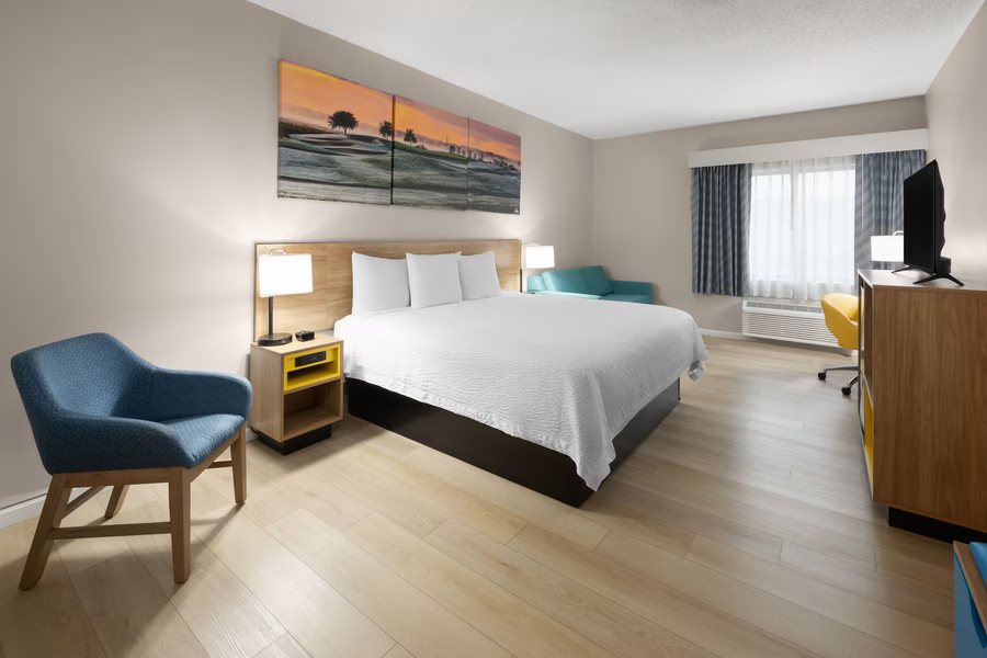 Days Inn Suites by Wyndham Seaford — Guest room