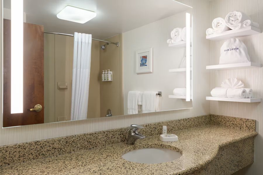 Days Inn Suites by Wyndham St Louis Westport Plaza — Bathroom