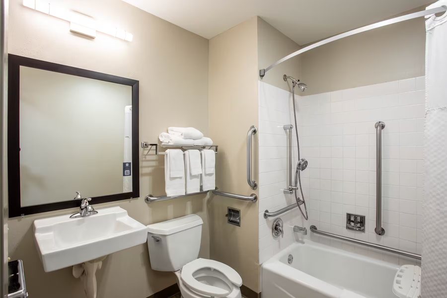 Days Inn Suites by Wyndham Starkville — Bathroom